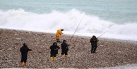 Amatör balıkçıların dev dalgada tehlikeli balık nöbeti