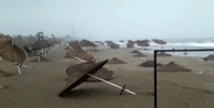 Fırtına sahilde sağlam şemsiye bırakmadı