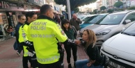 Hollandalı kadın turist trafik polislerine zor anlar yaşattı