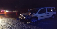 Islak zeminde kayan araçlar çarpıştı: 3 yaralı
