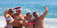 Rus turistlerin Noel Baba şapkasıyla deniz eğlencesi!