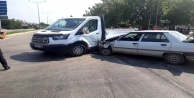 Alanya'da kamyonetle otomobil çarpıştı: 2 yaralı