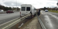 Antalya-Alanya yolunda  çelik bariyer minibüse ok gibi saplandı