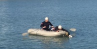 Botla kürek çekip, oltadaki martıyı kurtardılar