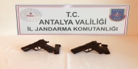 Ruhsatsız tabancaları satmaya çalışırken yakalandı