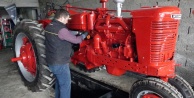 Hurda halindeki 69 yıllık traktör tamir edildi, görenler nostalji yaşadı