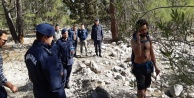 JAK timleri kayıp gençlerden birini, dere yatağı içerisinde buldu