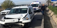 Lastiği patlayan otomobile ticari araç çarptı: 2 yaralı