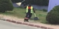 Süpürgesiyle dans ederek çöp toplayan işçi gülümsetti