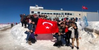 Zirvede Türk Bayrağı açıp, asker selamı verdiler