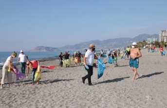 Alanya'da yerleşik yabancılardan sahil temizliği