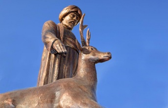 Alanya’da Kaygusuz Abdal Heykeli Hacet Meydanına yerleştirildi