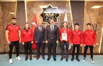 Rektör Kalan'dan Bilek Güreşi takımına tebrik