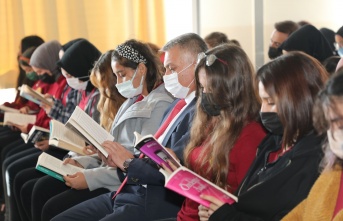 Vali Yazıcı, Alanya'da öğrencilerle birlikte kitap okudu