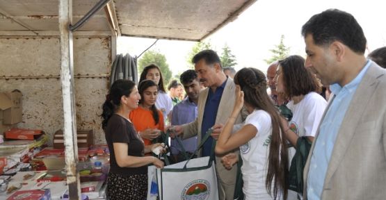Toroslar’da Vatandaşlara Pazar Çantası Dağıtılıyor 