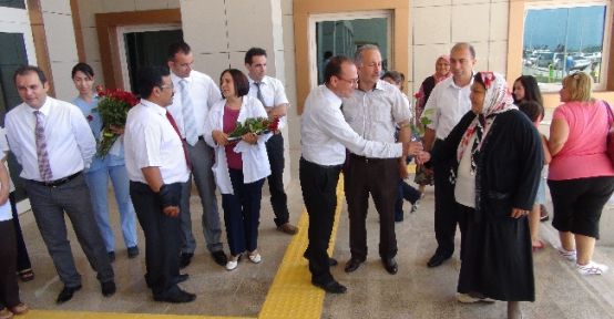 Vatandaşlar Yeni Hastanede Çiçeklerle Karşılandı 