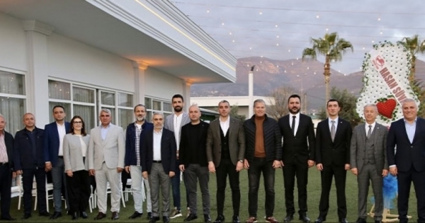Erdem ve çalışma ekibi iftarda bir araya geldi