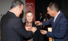 MHP Alanya’dan İstanbul’un fetih yıldönümüne özel rozet takdimi
