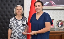 49 yıllık hekime teşekkür plaketli uğurlama