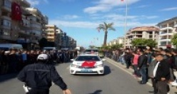 BİNLERCE ALANYALI,  ŞEHİDİNE GÖZYAŞI DÖKÜYOR