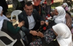 BAŞKAN YÜCEL'İ GÜLDÜREN TEYZE!