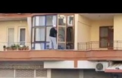 93 yaşındaki Hacı İbrahim Amca cam siliyor