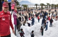 Alanya'da denize sıfır kartopu savaşı