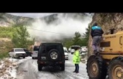 Alanya'da karda kalan araçlar böyle kurtarıldı