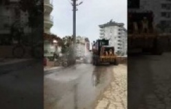 Alanya'da trajıkomik olay! Suyu kepçeyle engellediler
