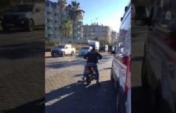 Alkollü sürücü ambulanstan inip, motosikleti ile kaçtı