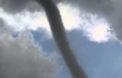 DENİZDEKİ HORTUM KAMERAYA YANSIDI