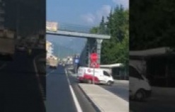 Üst geçitten motosikletle geçti