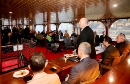 Çavuşoğlu ve protokol İskele esnafını dinledi