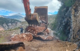 Alanya'da hasar gören yollar onarılıyor