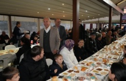 Başkan Özçelik ilk iftarı vatandaşlarla birlikte yaptı