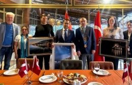 Letonya Büyükelçisine Aral'dan özel hediye