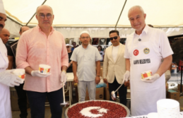 Başkan Özçelik vatandaşlara aşure dağıttı!