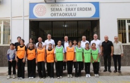 Başkan Erdem, hayırseveri olduğu Sema Eray Erdem Ortaokulu öğrencileriyle buluştu
