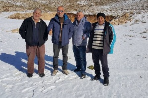 BAŞKAN BUZ TUTAN GÖLDE YÜRÜDÜ