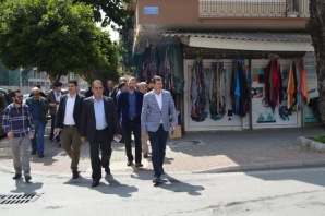 MHP'li Türkdoğan kapı kapı dolaşıyor