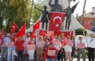 ATATÜRK'E ÇELENK SUNDULAR