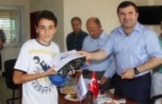 GENÇLİK MERKEZİ'NDE BELGE DAĞITILDI