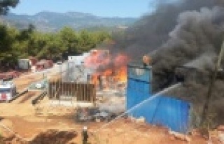 KAĞIT TOPLAMA FABRİKASI CAYIR CAYIR YANDI