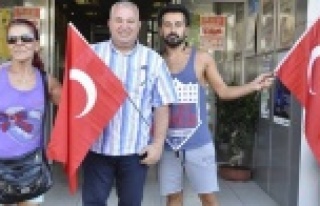 ŞAHİN BAYRAK DAĞITTI