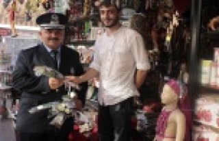ALANYA BELEDİYE ZABITASI ESNAFA ÇİÇEK DAĞITTI