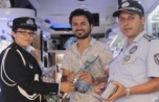 BU KEZ CEZA DEĞİL ÇİÇEK DAĞITIYORLAR