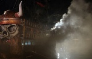 İSKELEDE TEKNE YANGINI PANİK YARATTI