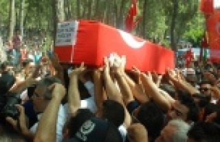 ŞEHİDİMİZİ TEKBİR VE DUALARLA TOPRAĞA VERDİK