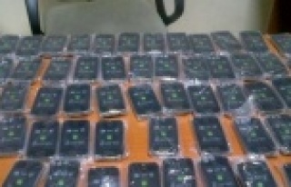 TELEFON KAÇAKÇILARI POLİSE TAKILDI