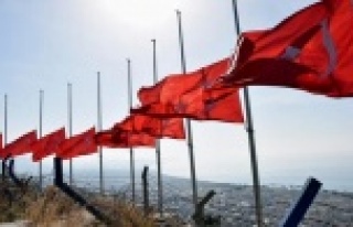 ALANYA'DA BAYRAKLAR YARIYA İNDİRİLDİ